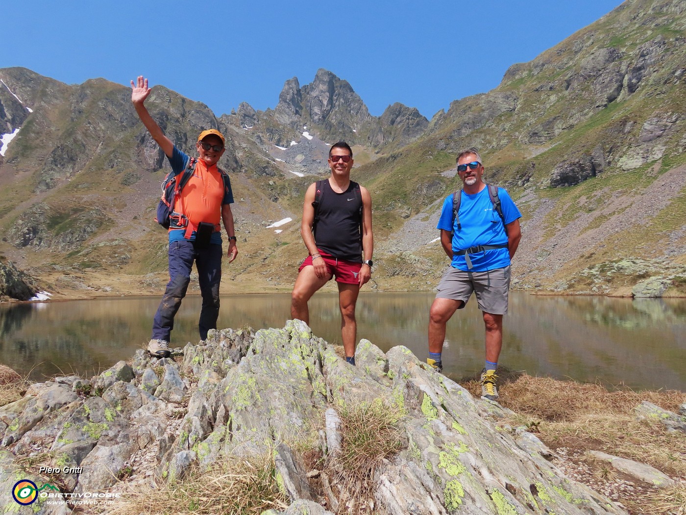45 Al Lago di Ponteranica sup. (2116 m) con Valletto.JPG
